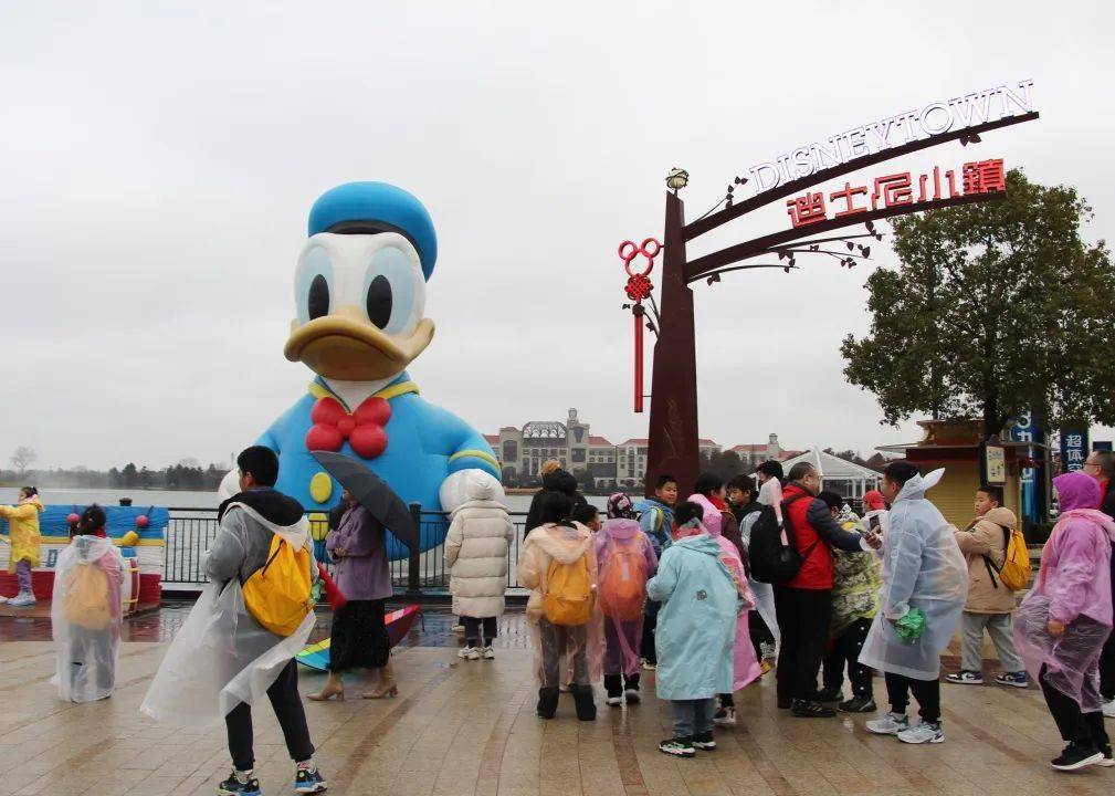 天空下著小雨,行知少年就急匆匆擠進心心念唸了多年的上海迪士尼樂園