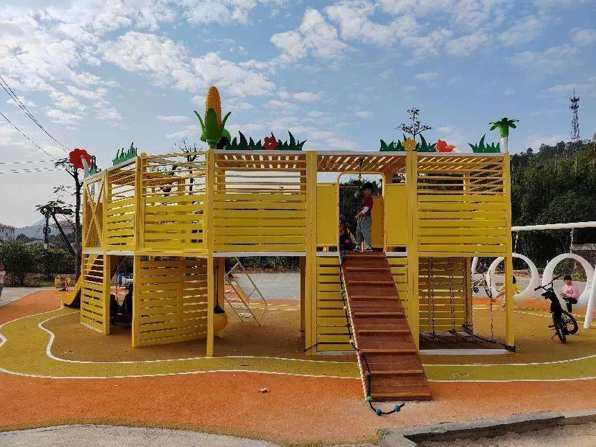 设施有:小怪兽滑梯,儿童组合滑梯,跷跷板,摇摇乐,击打乐器,发光秋千