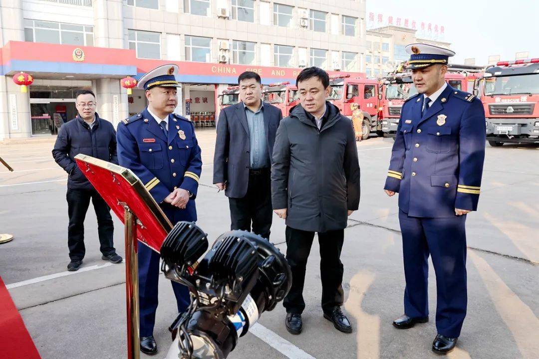 日照市长王新生春节前看望慰问消防指战员