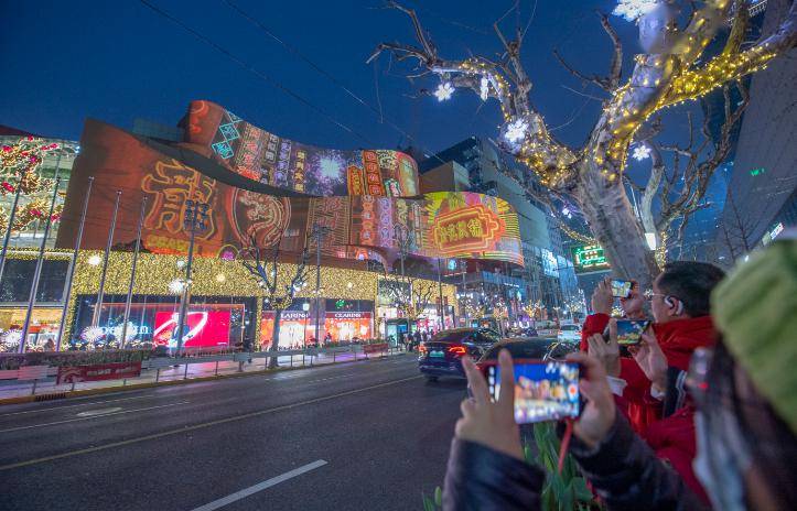 目前,灯光装置已安装完毕,各项光影和投影活动准备工作基本就绪,南京