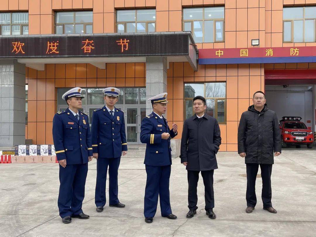 新春慰问|班玛县政府县长扎西东智春节前夕走访慰问消防大队