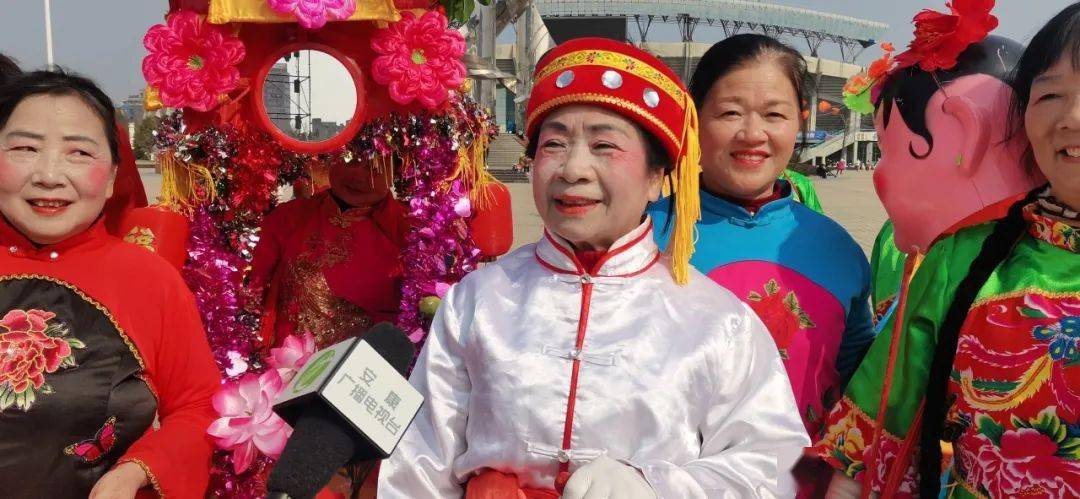 演员 邓子文:演出之间穿插的文明创建知识问答环节把活动气氛推向高潮