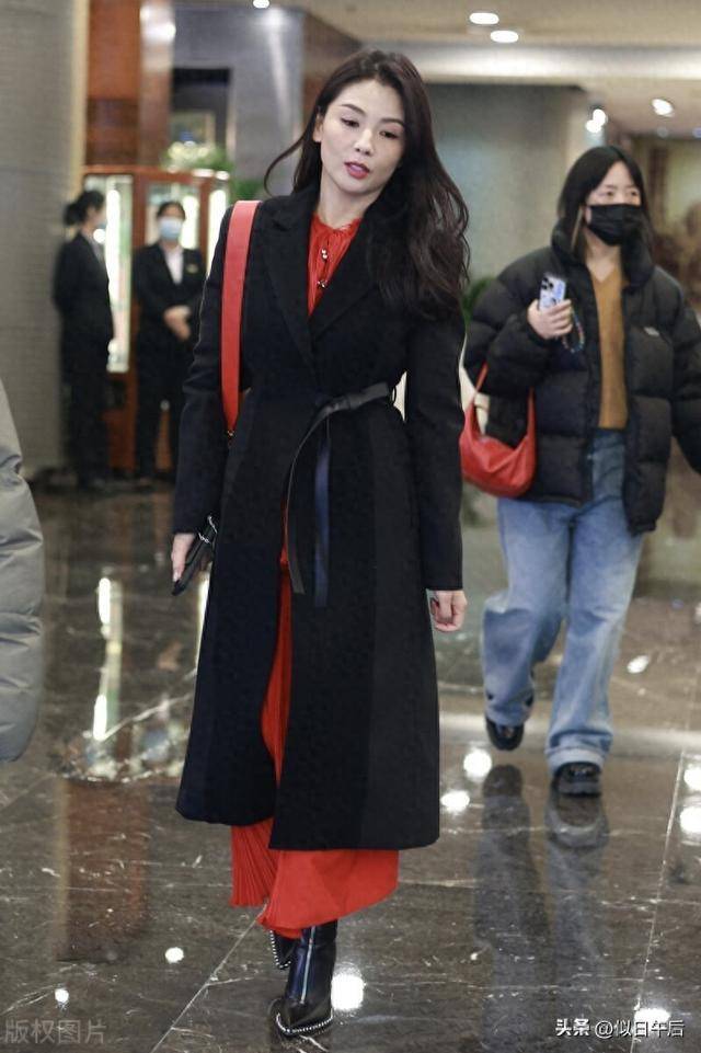 刘涛身穿黑色大衣 红色连衣裙 长靴 手袋时尚优雅