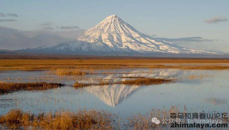 半岛和白令海之间是千岛群岛/北方四岛-勘察加海沟,深度达10,500米