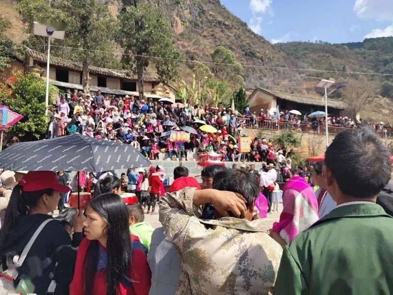 农历正月十六地点:牛街泰山庙主要活动:民间花灯歌舞盛会牛街彝族乡