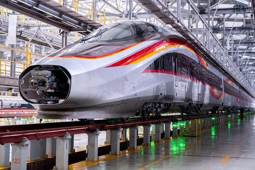 迎龙年 成都动车段"瑞龙智行"复兴号智能动车组再上新