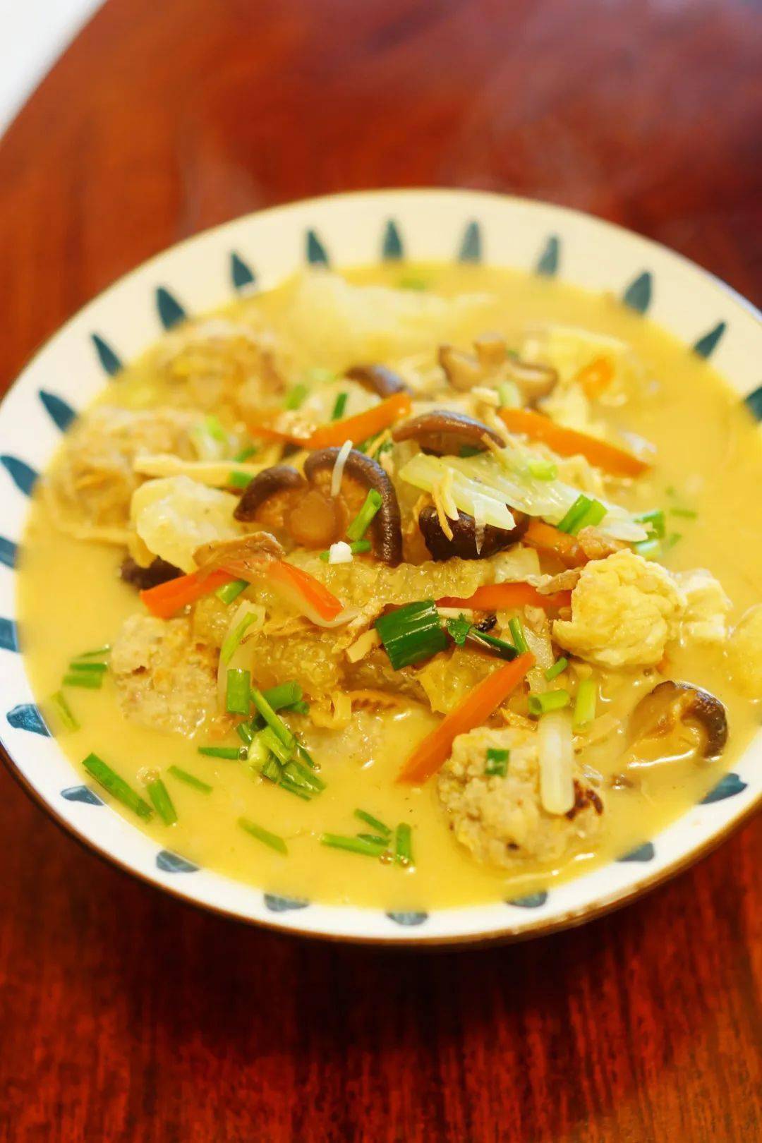 这道菜叫全家福.看似一道大杂烩,什么都有.