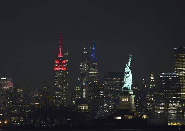 美国纽约帝国大厦点亮中国红