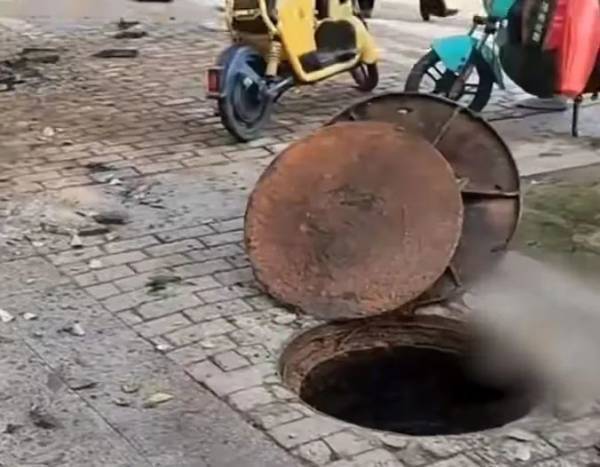 此前,有视频曝光四川一男孩往下水道井盖内放鞭炮致化粪池爆炸一事.