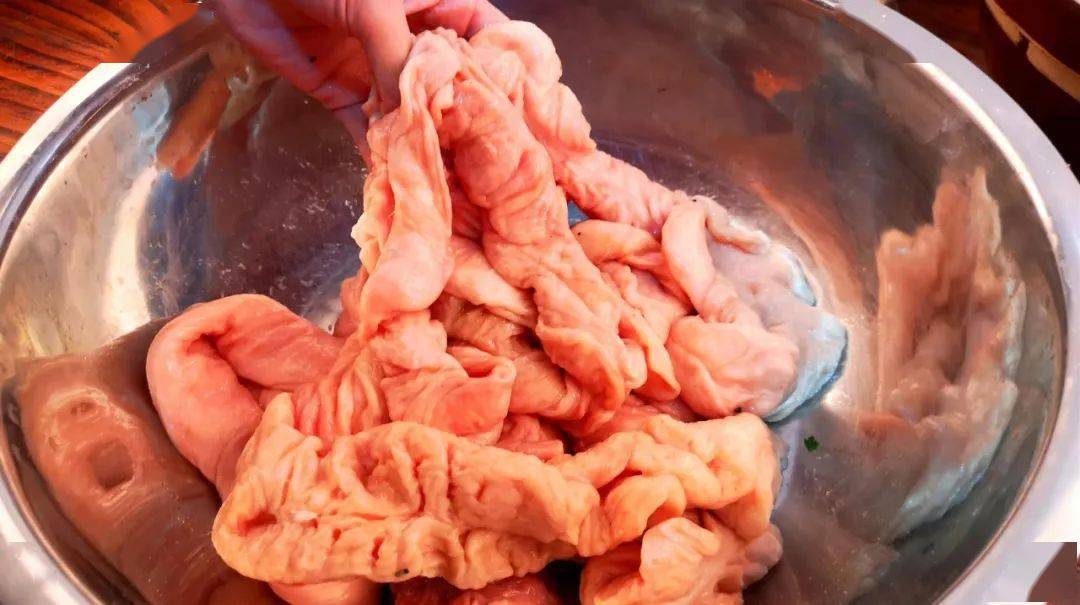 客家人常吃的猪肠,有粉肠("三及第"之一),生肠和大肠几种.