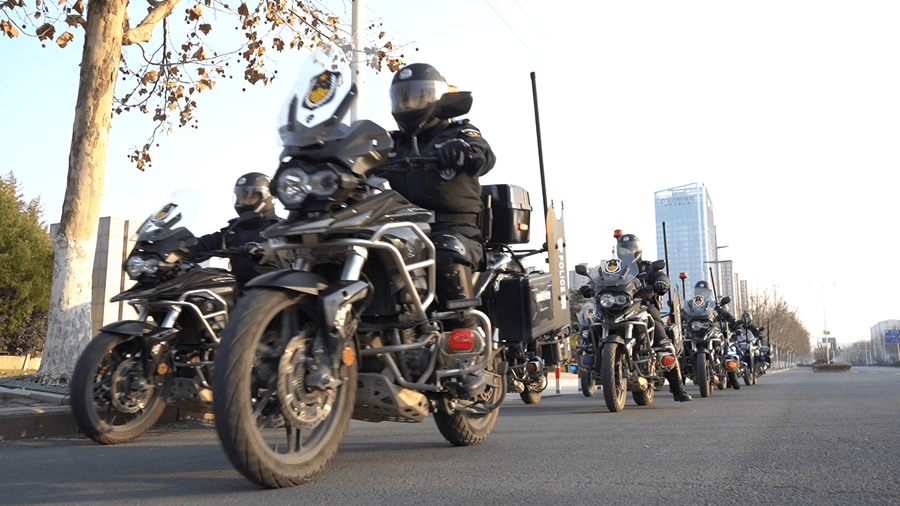 十二个小时记录警察故事_赵亚_工作_巡逻