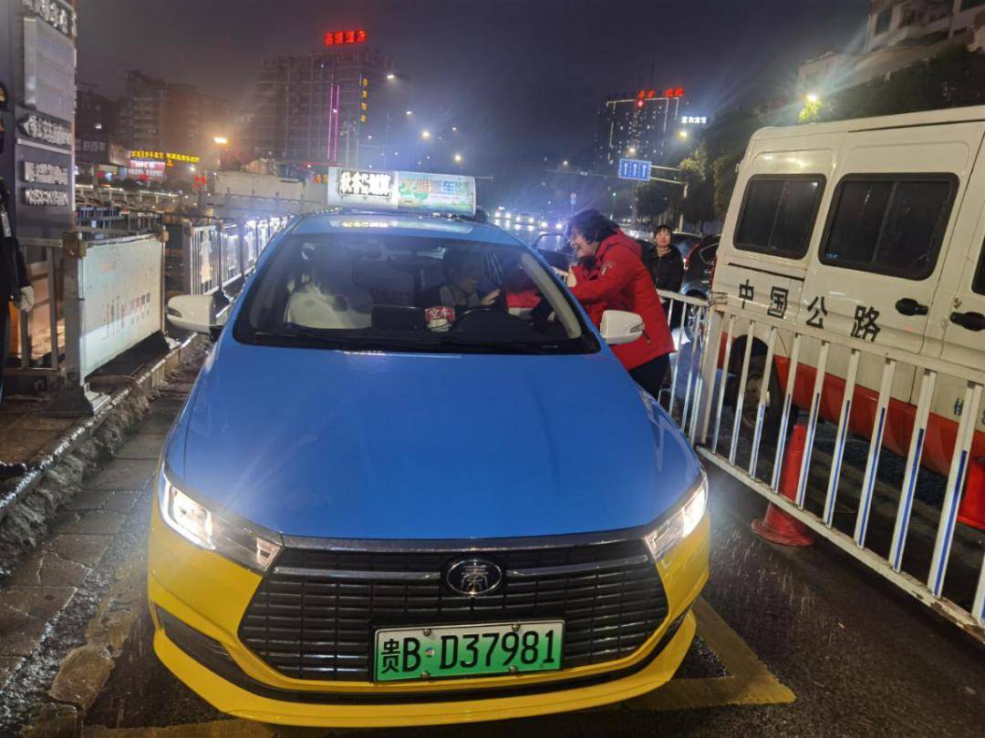 市交通运输局组织看望慰问夜间运营公交,出租驾驶员_王佐华_出租车