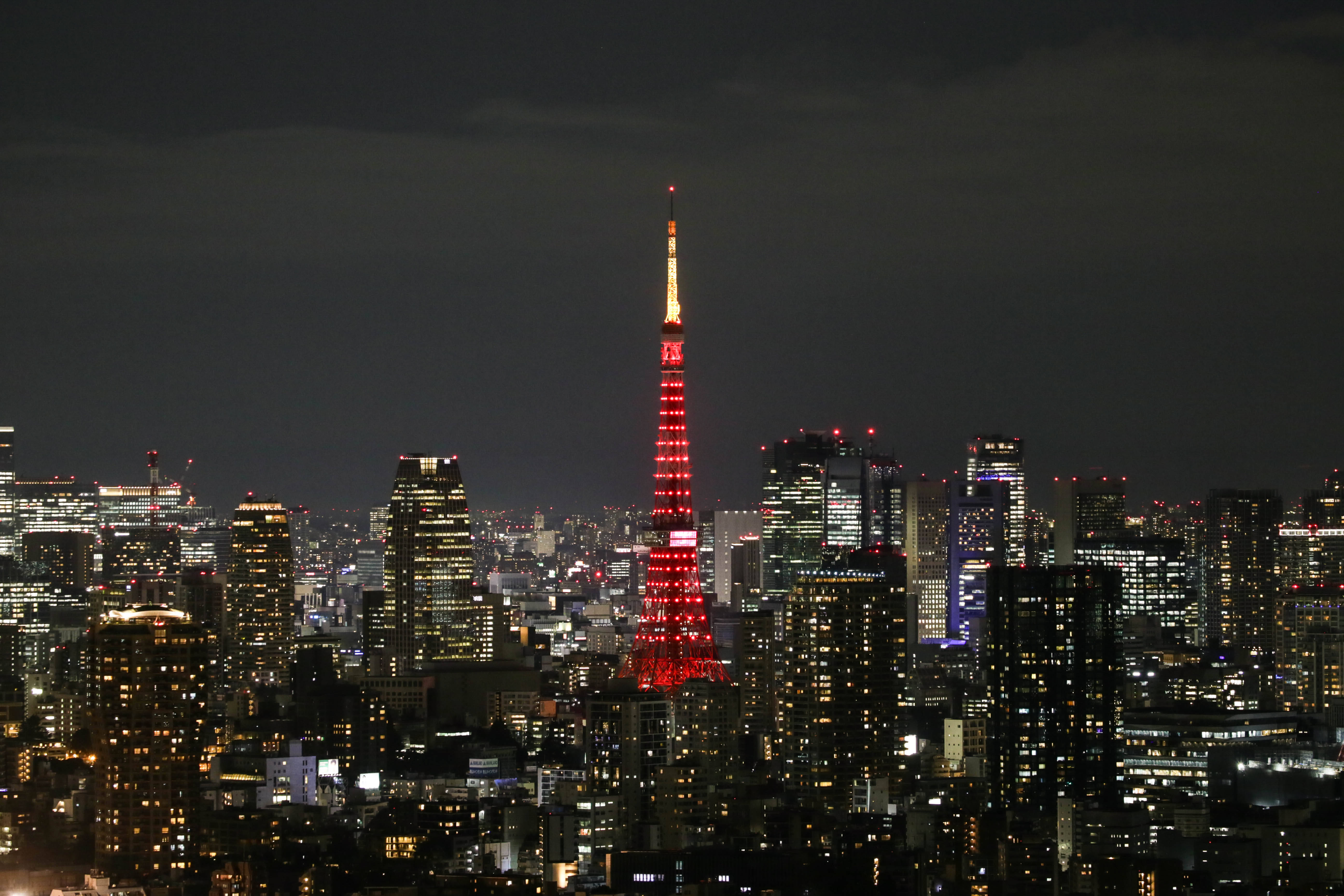 日本:东京塔点亮中国红