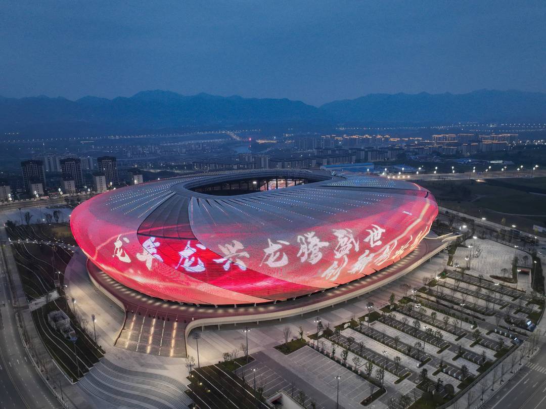 重庆龙兴足球场亮灯啦!新春氛围拉满_活动_两江_画面