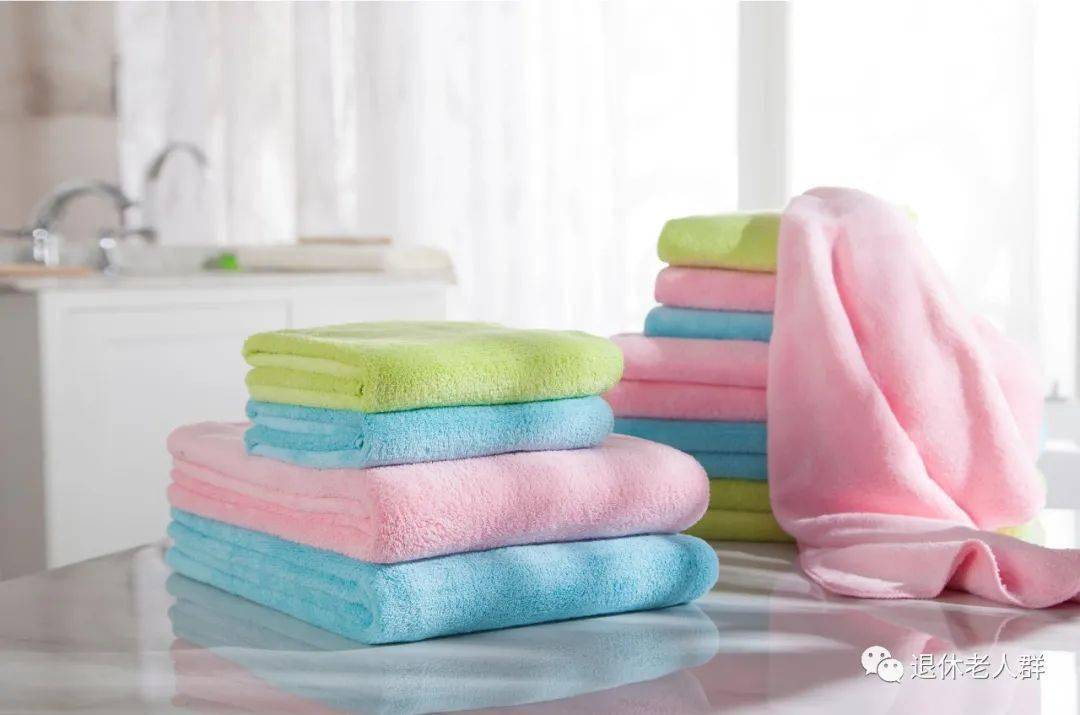 81恢复袖口弹性毛衣袖口或领口失去了弹性,可将袖口或衣领在热水中