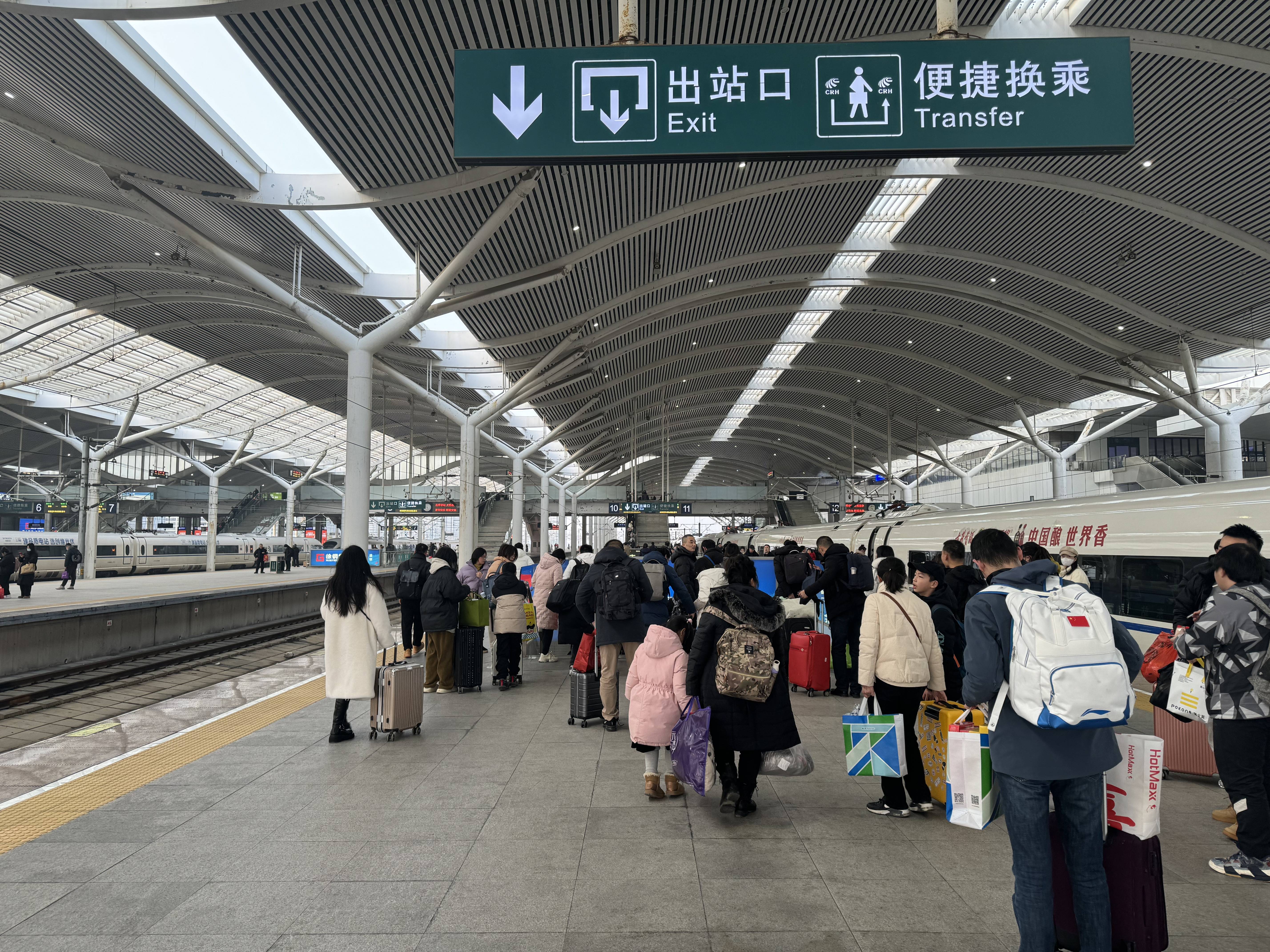 2月8日,旅客到达徐州东站
