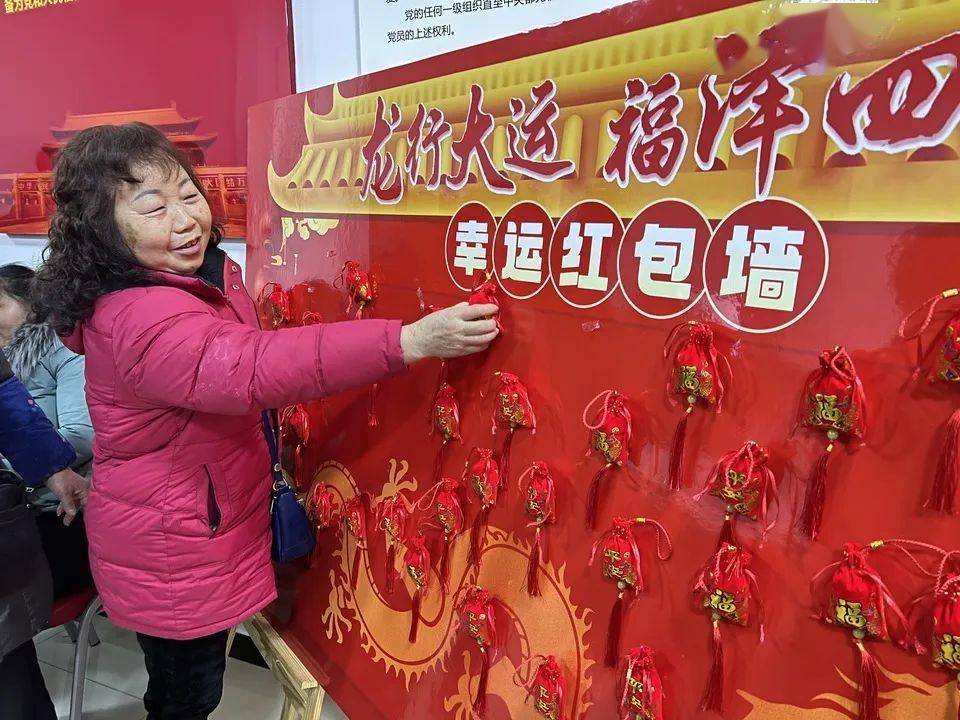 龙凤桥街道龙凤社区活动现场,志愿者们给小朋友墙樯