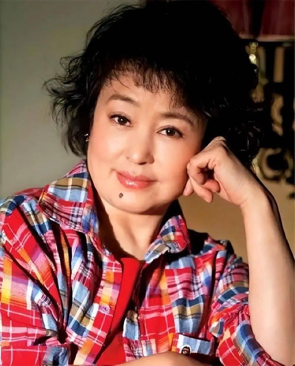 她是国家一级演员,会31种语言,晚年儿子成为她的骄傲_朱明瑛_王明琦