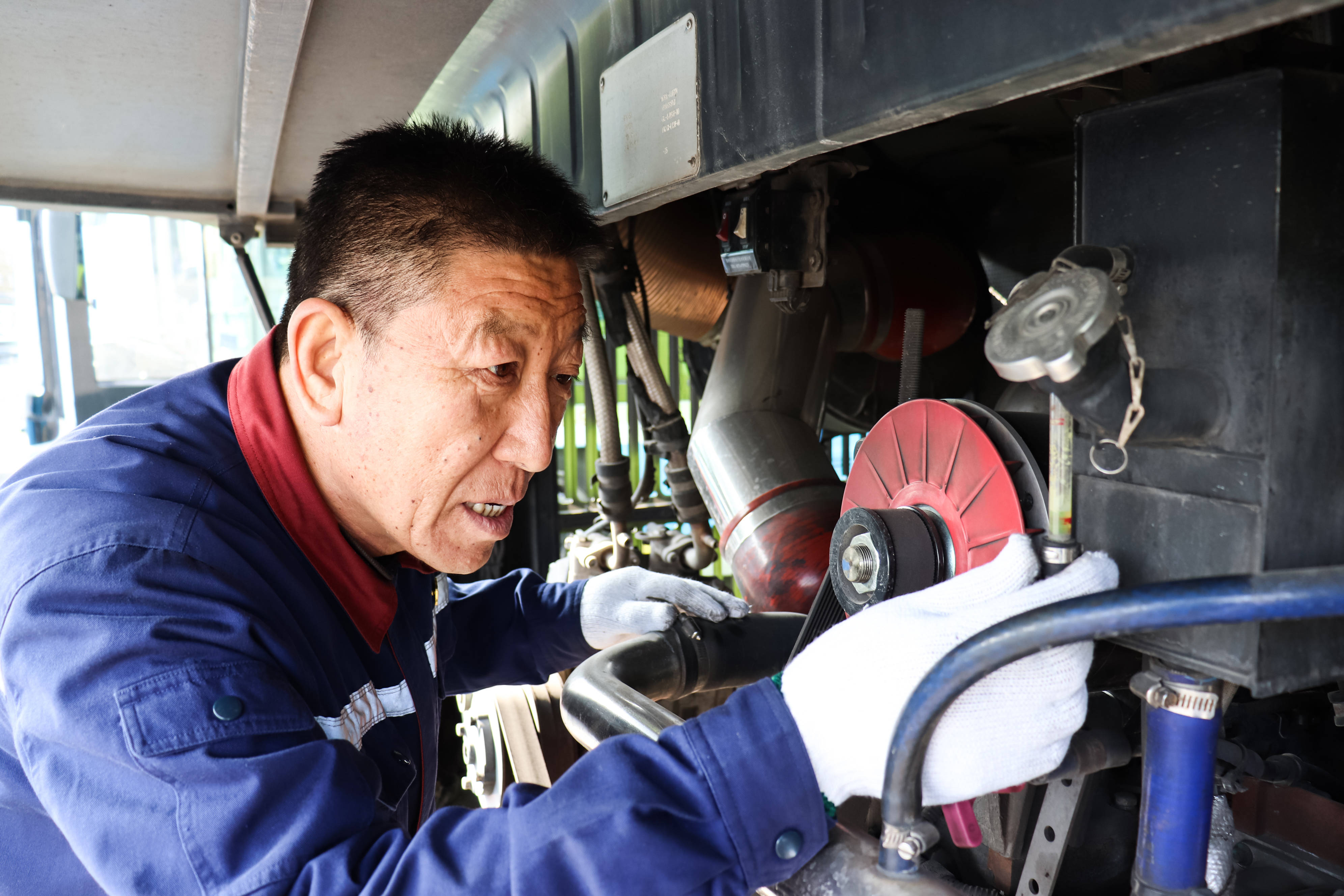 北京公交保修人员春节在岗,保障公交安全运营_车辆_岗位_马士明