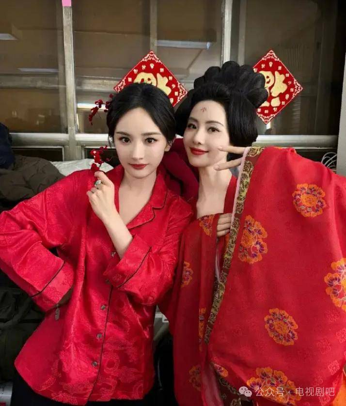 最近,杨幂晒出一组春晚后台合照,照片中,杨幂与刘诗诗亲密贴贴来源