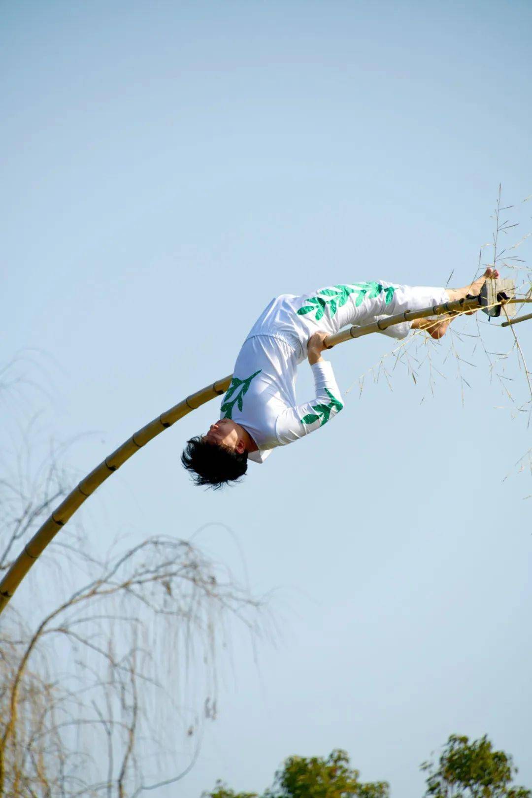 今天,桐乡这场竹竿上的表演,游客都看呆了!