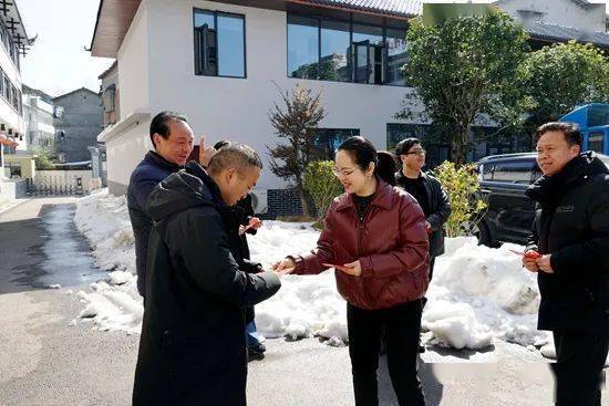 大年初一 吴俞萍带队走访慰问春节坚守岗位的一线干部