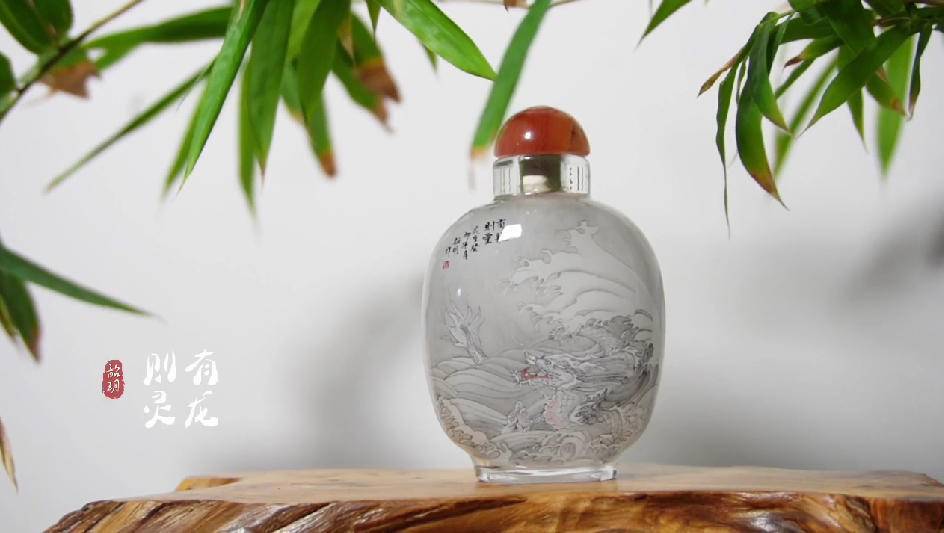 紫牛正能量|鼻烟壶里反手画龙贺新春_鲁派_内画_李韶
