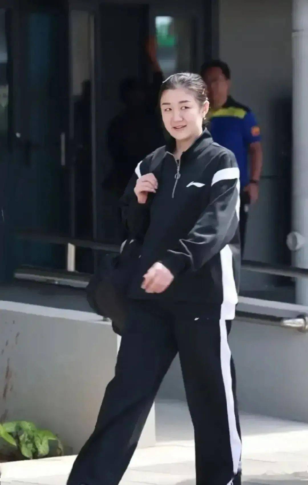 又被陈梦惊艳到了,运动场上的时尚偶像,运动衣这样穿好看又个性_训练