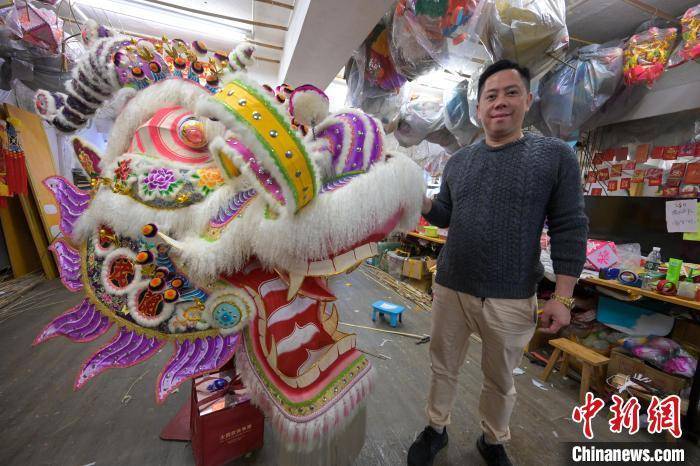 他介绍,这条龙具香港特色,称为"南龙",它的嘴好像在笑,因为龙是吉祥的