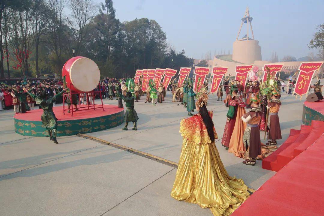 來護衛古蜀的永世安康祈取神水,滋養神樹大祭司率領蜀王蜀後登上聖壇