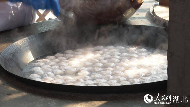 村民陈新芳忙着指导村里的大姐大妈们,在自家的鱼丸作坊里做鱼丸