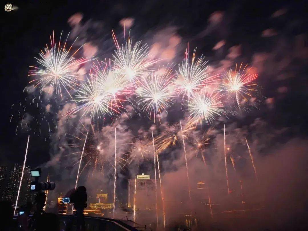 时隔12年,超13万发烟花再度闪耀广州白鹅潭上空_汇演_湾区_造型