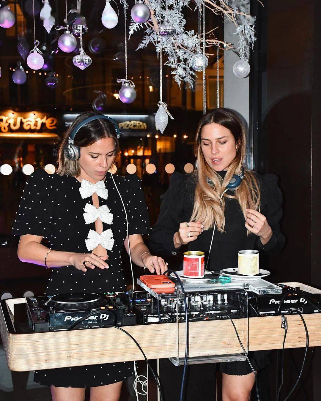 在酒吧打碟的双胞胎dj collyer姐妹崇尚节奏和律动的radio rooftop