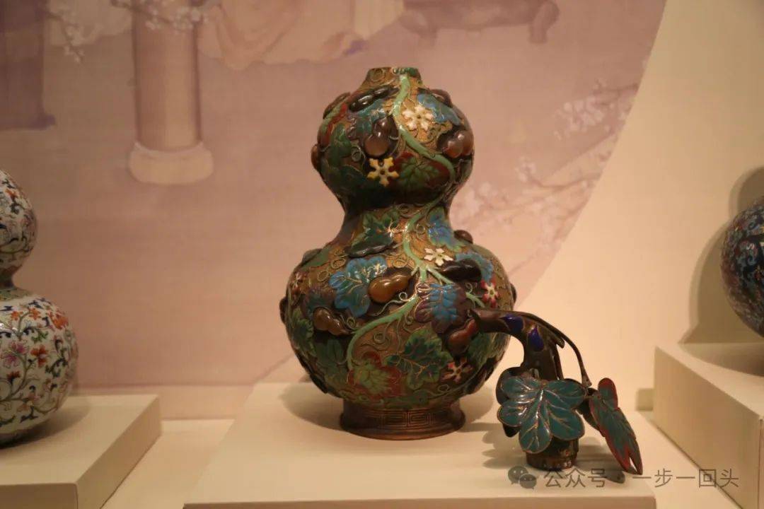 白玉透雕龙凤卧蚕纹同心璧(清,沈阳故宫博物院)白玉浮雕岁岁丰收如意