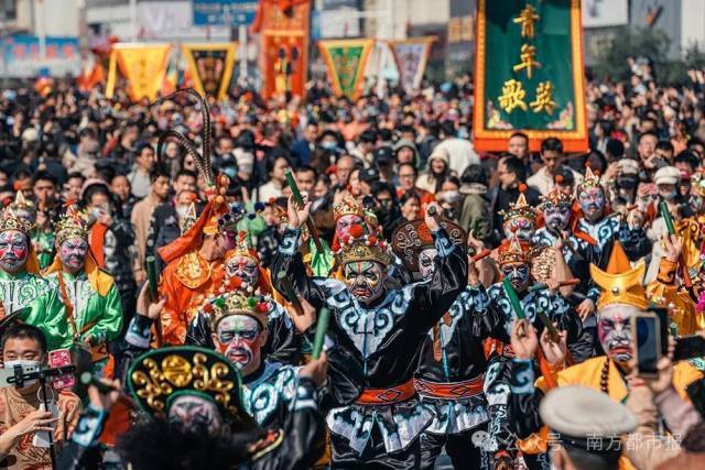 英歌舞闪耀伦敦街头,南粤新春掀起龙狮热潮_中国_潮州