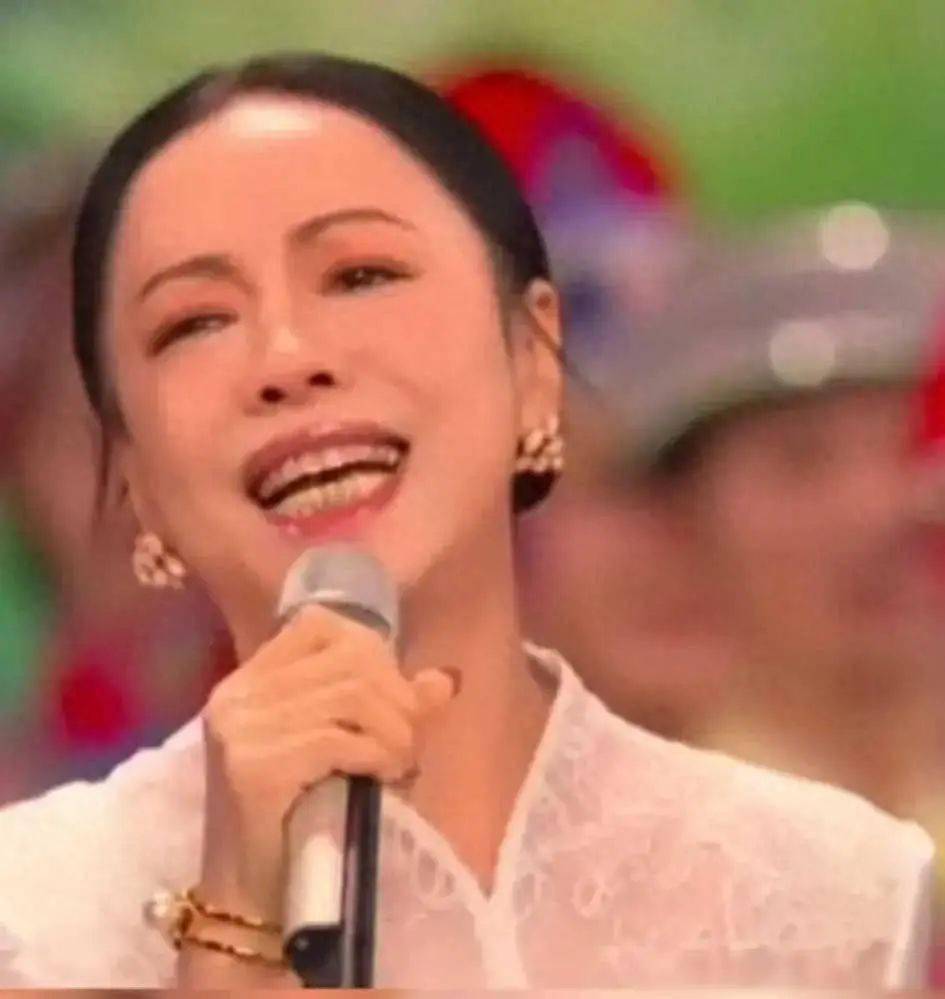 黄绮珊演唱《难忘今宵》引网友热议: 非得摇头晃脑?_传统_发展_思考