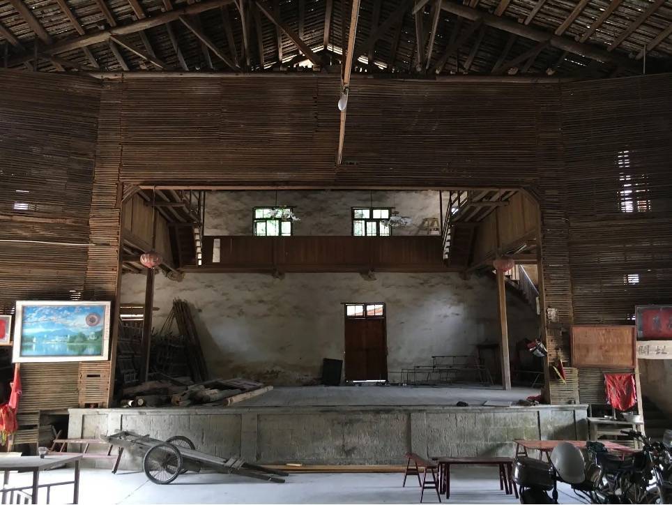 少,空置的老屋越来越多,但村里的祠堂,祖厝,墓亭却一直有人在修缮维护