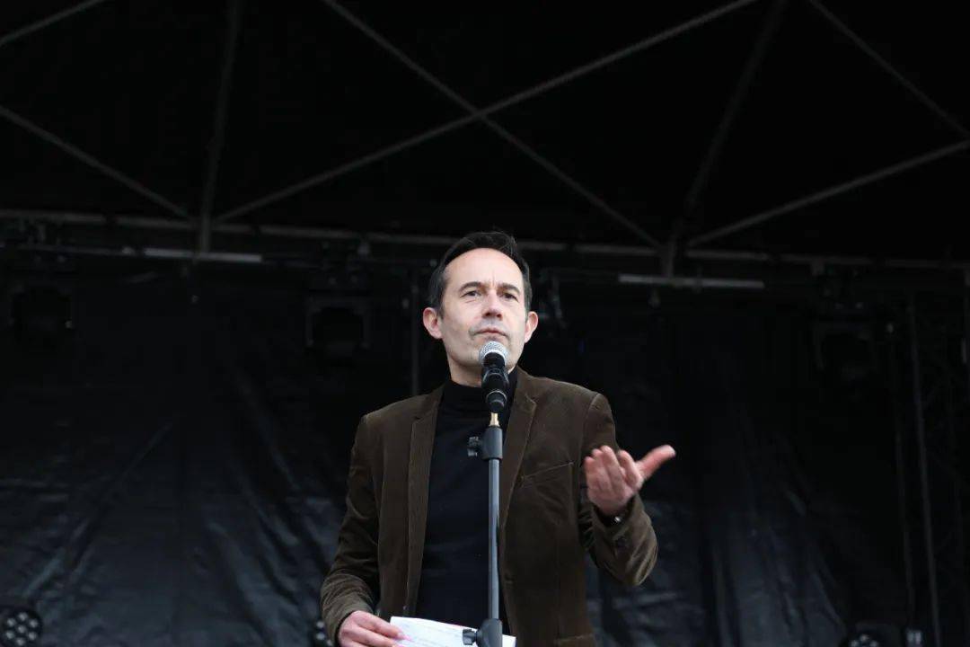 曾在2005年中央电视台《星光大道》获得年度季军的额尔古纳乐队的主唱