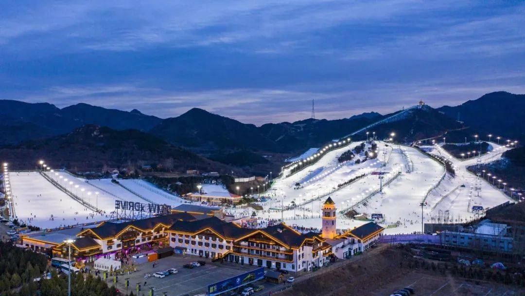 南山滑雪场位于密云区河南寨镇,距北四环望和桥62公里,京承高速45分钟