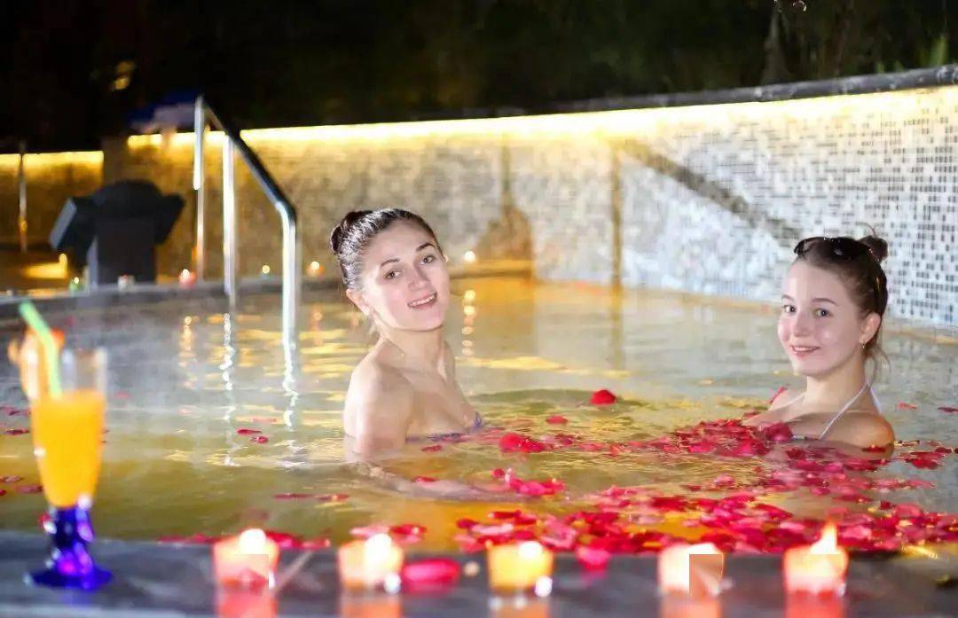 温泉区域内还设有免费配备恒温采光游泳池,健身中心的康体区以及汗蒸