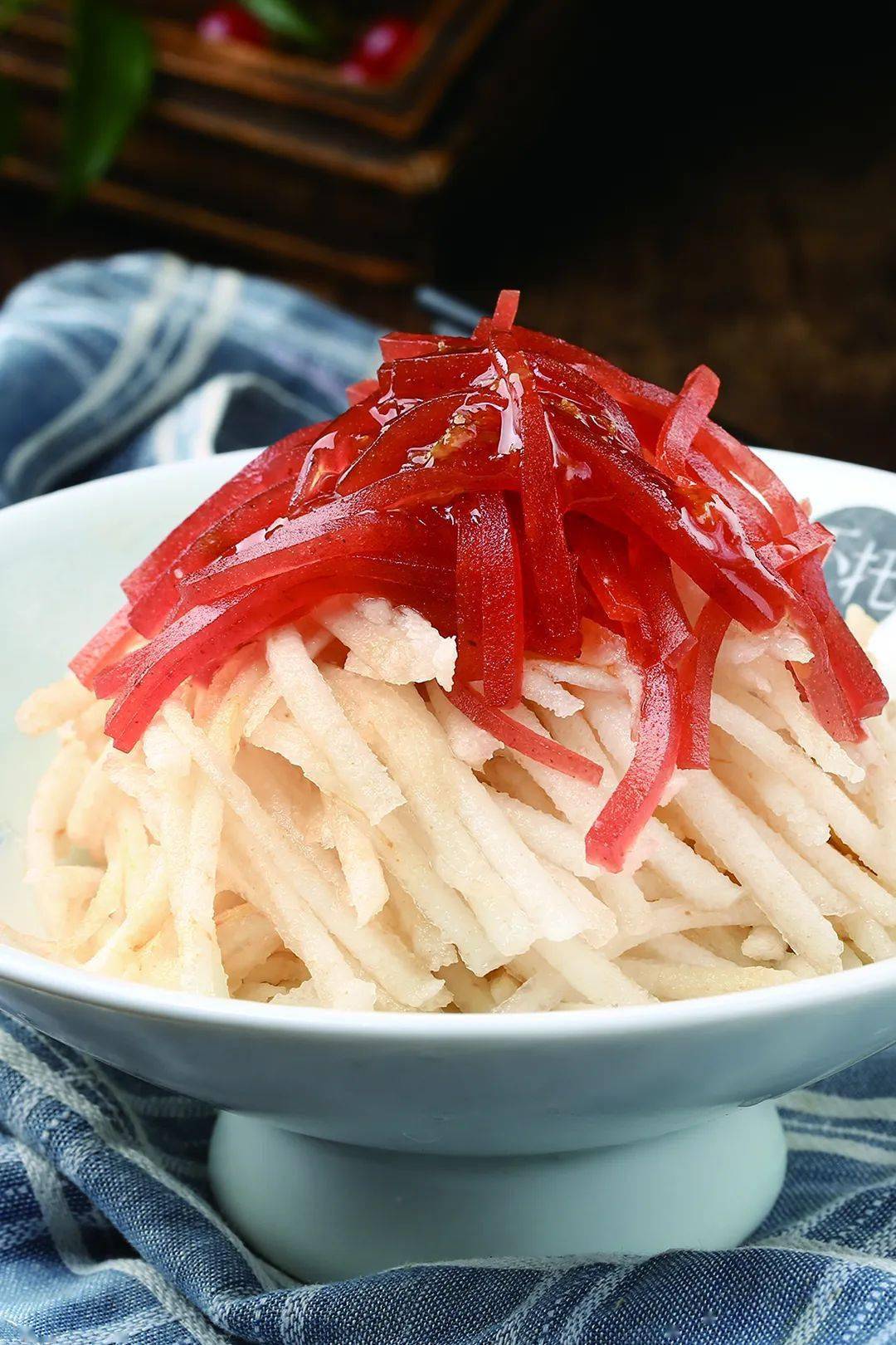 如果说一般冰糖葫芦的正确读法是"冰糖~葫芦",那到了东北,重音一定要