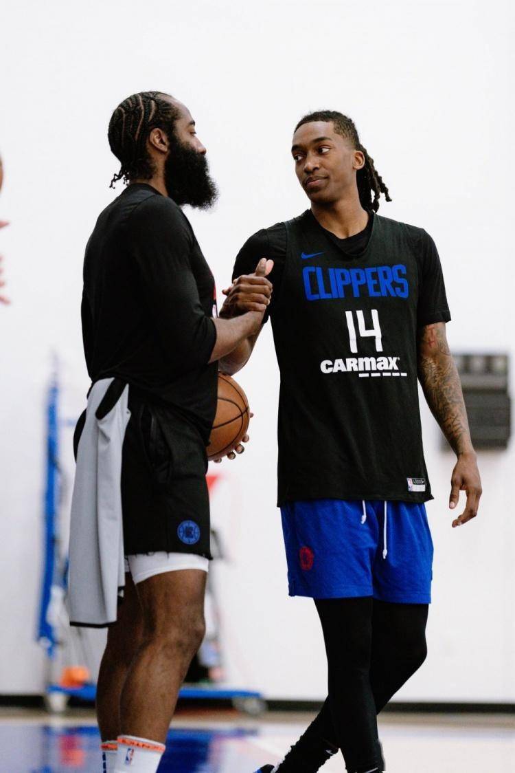 快船今日训练照:鲍威尔伤痕明显 哈登向曼恩言传身教_面部_新闻_肘击