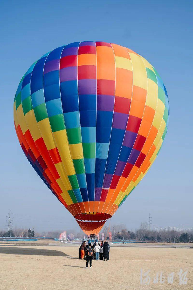 【网络中国节61春节】廊坊举行新春热气球体验活动