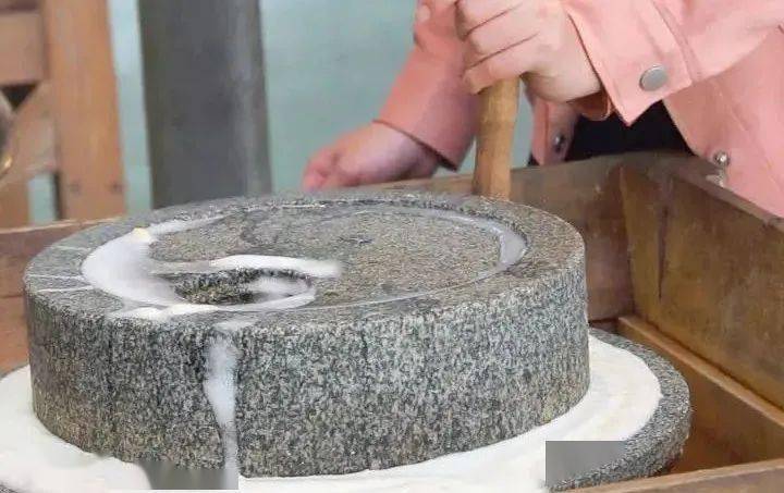 品尝农家美食,亲近动物,研磨黄豆,diy个马蹄糕,酱油制作,套鸭,射箭.