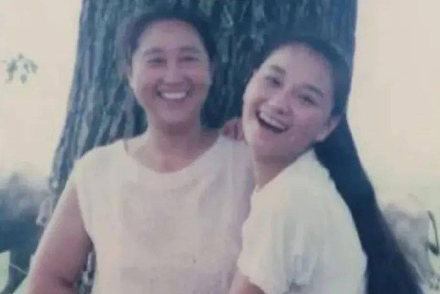 贾玲与母亲旧照有时舒服地躺在床上时,她会想我妈要是在的话,我给她