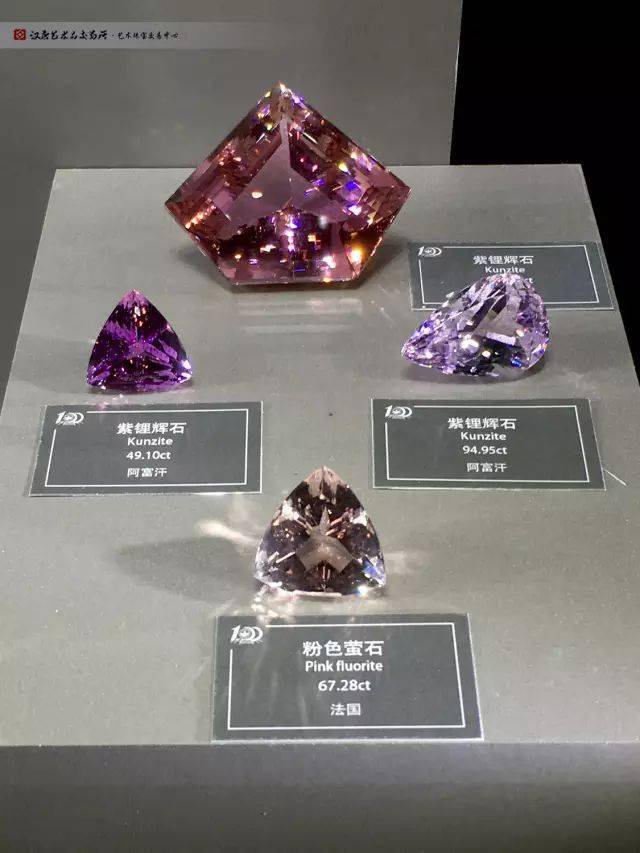 自然界产出的美观,耐久,稀少,可加工成饰品的矿物的单晶体(可含双晶)