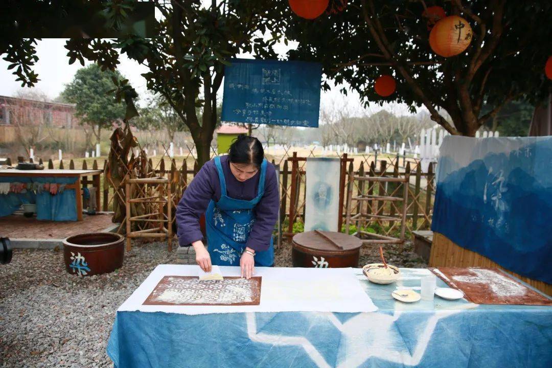 "为了让"植物染"被更多人知晓卢兰定期在自己的手工坊开办研学活动