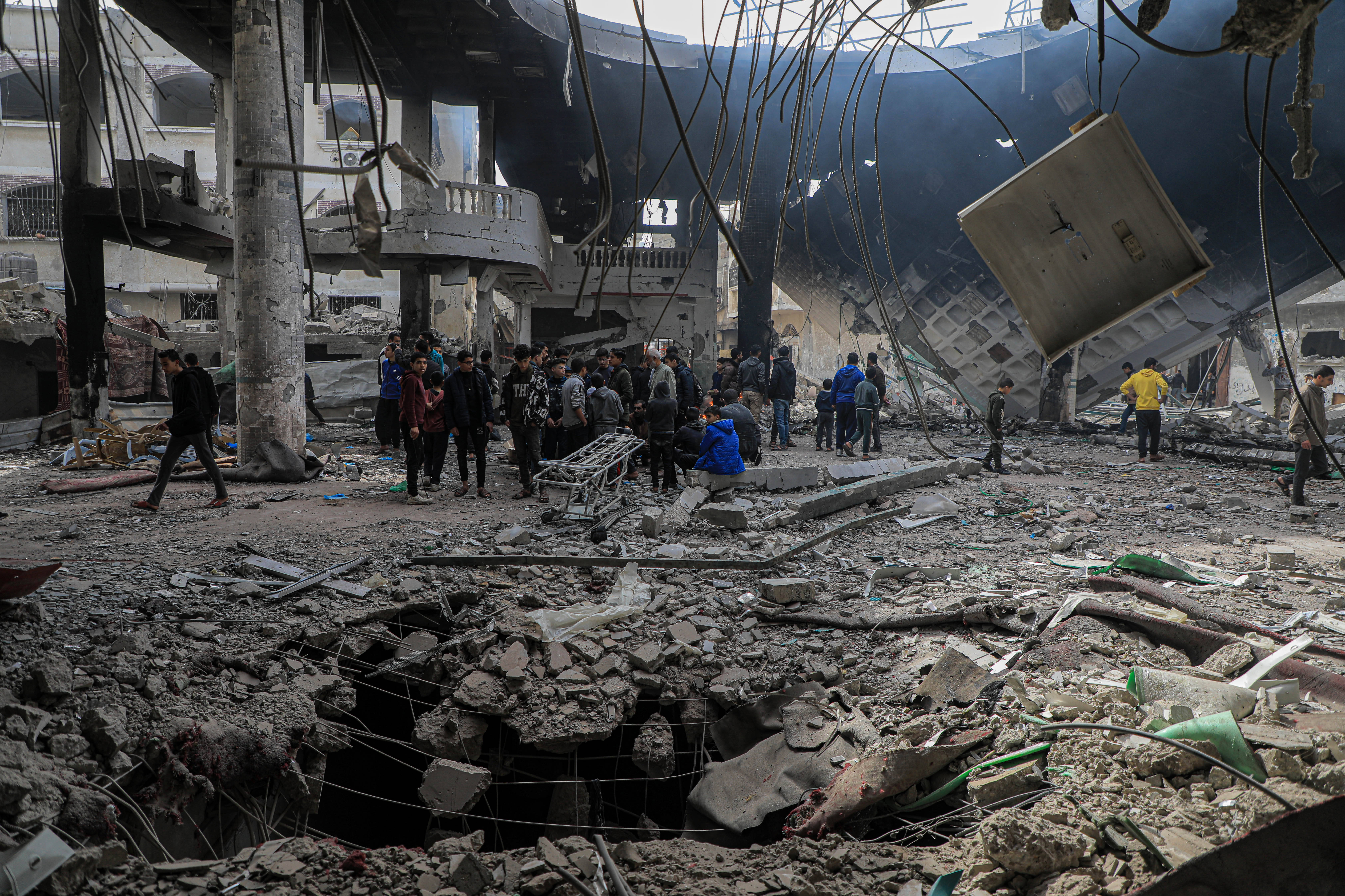 加沙地带南部城市拉法遭袭_新华社_人们_残骸