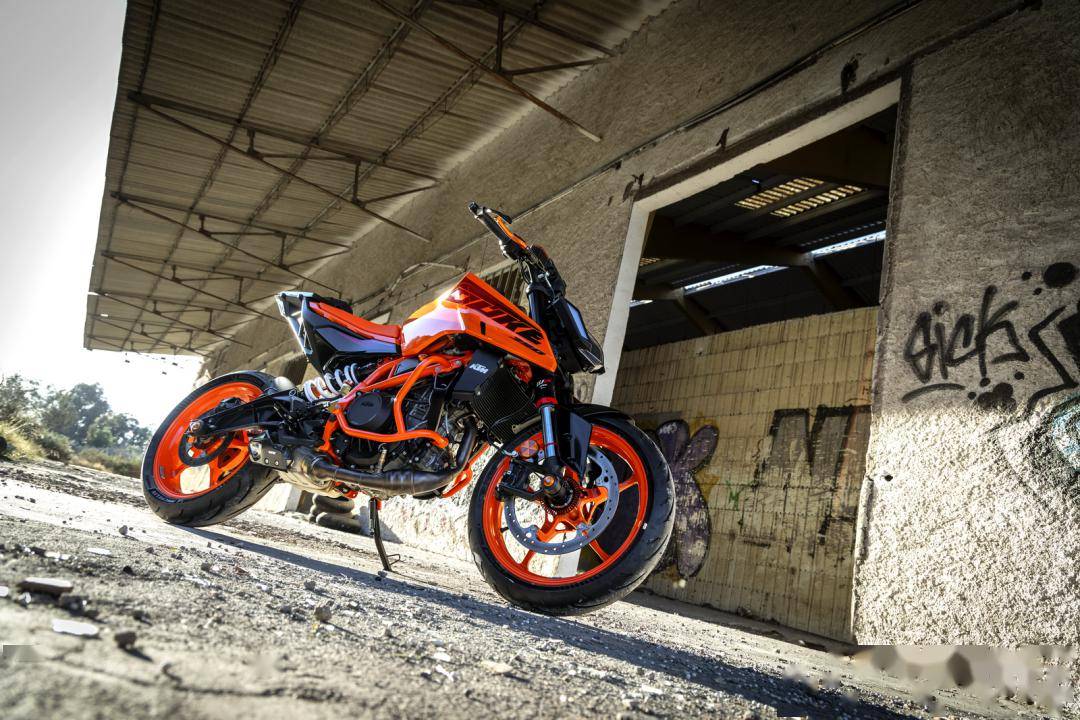 特写:ktm 2024 新一代运动街车 390 duke 原厂改装