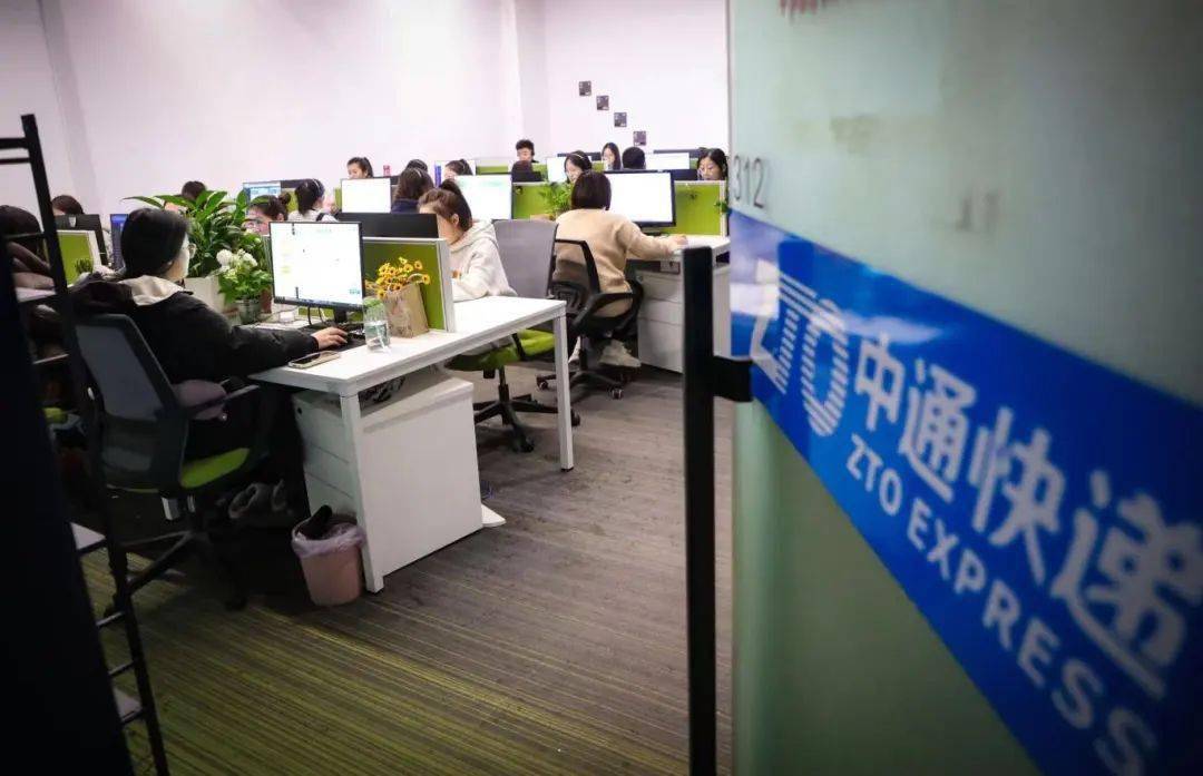 "不打烊"春节假日开启,我市各类餐厅内座无虚席,各大乐园内人头攒动